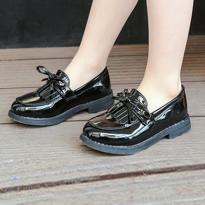 Laste ümarad paelaga lakknahast kingad