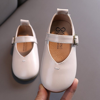 Metallist pandlaga vabaaja nahast kingad tüdrukutele