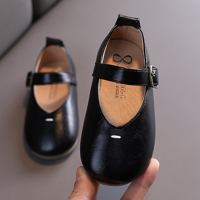 Metallist pandlaga vabaaja nahast kingad tüdrukutele