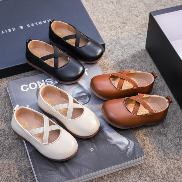 Nahast kummikutega lastejalatsid tüdrukutele