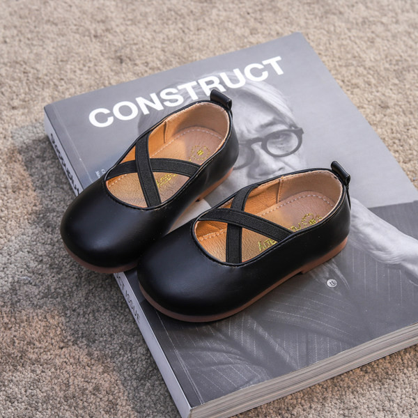 Nahast kummikutega lastejalatsid tüdrukutele