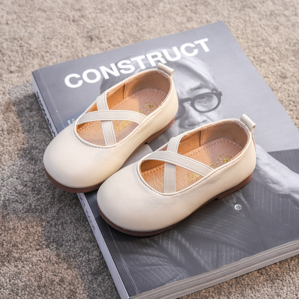 Nahast kummikutega lastejalatsid tüdrukutele