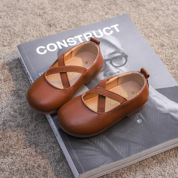 Nahast kummikutega lastejalatsid tüdrukutele