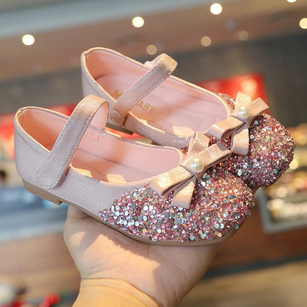 Παιδικά παπούτσια με γυαλιστερό εφέ και κορδέλες