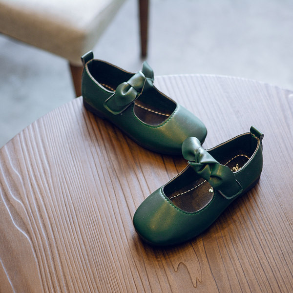 Mūsdienīgi bērnu ādas apavi ar lenti meitenēm