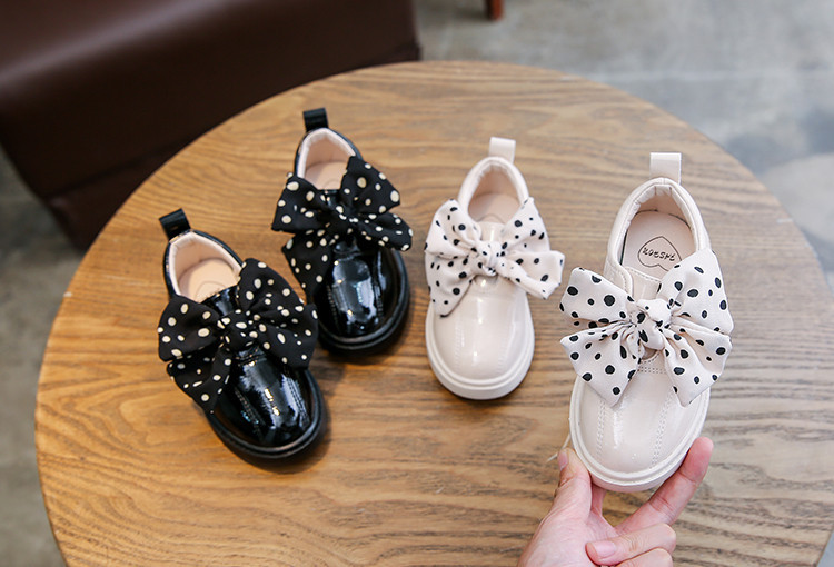 Moodsad lastejalatsid kahevärvilise täpipaelaga