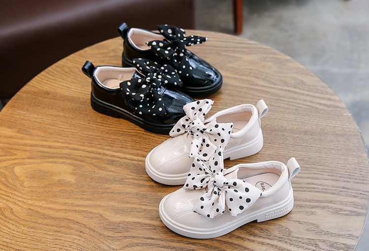 Moodsad lastejalatsid kahevärvilise täpipaelaga