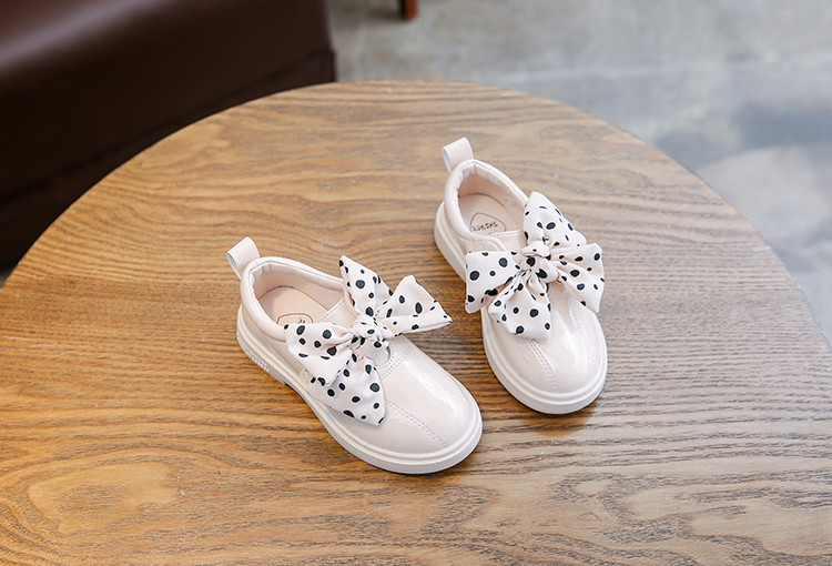 Moodsad lastejalatsid kahevärvilise täpipaelaga