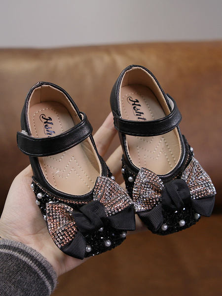 Moderne dječje cipele s perlama i trakom