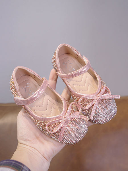 Moderne cipele s kamenčićima i trakom