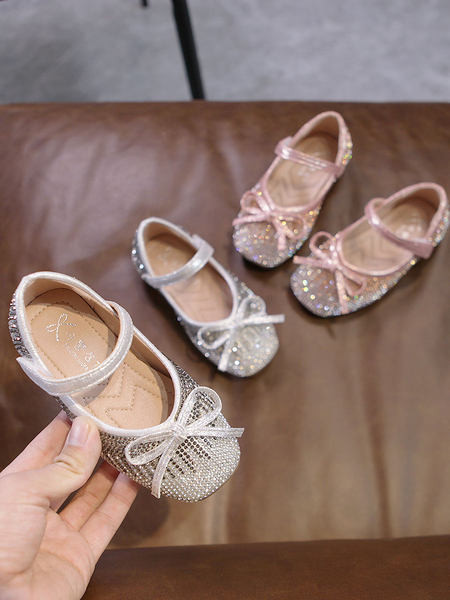 Moderne cipele s kamenčićima i trakom