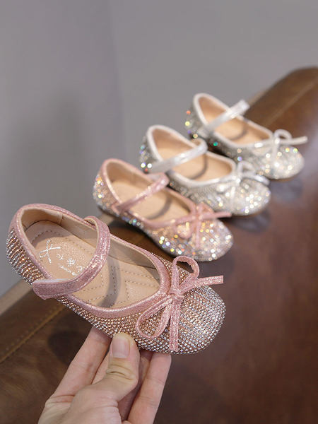 Moderne cipele s kamenčićima i trakom