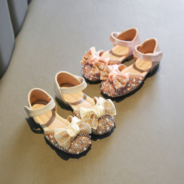 Ikdienas bērnu sandales ar lentu un spīdīgu efektu divās krāsās