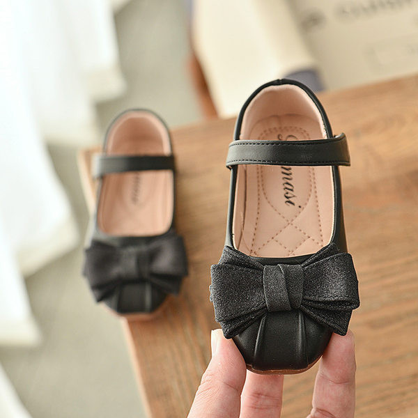 Modes ādas apavi meitenēm ar spīdīgu lentīti