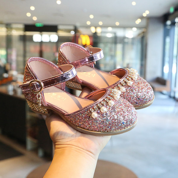 Vasaras apavi meitenēm ar brokātu un pērlēm