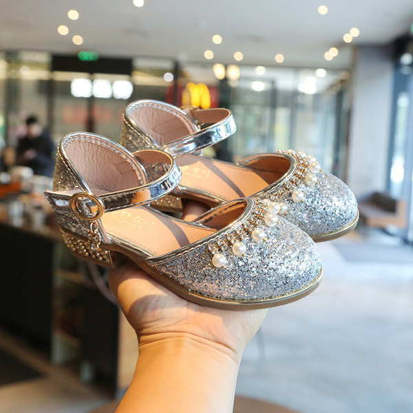 Vasaras apavi meitenēm ar brokātu un pērlēm