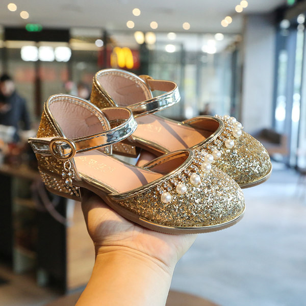 Vasaras apavi meitenēm ar brokātu un pērlēm