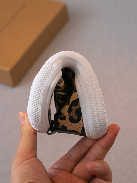 Lameda tallaga värvilised lastekingad - tüdrukutele