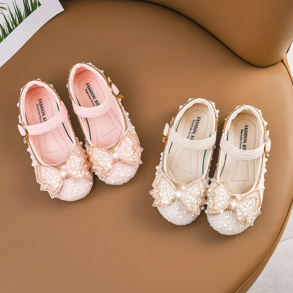 Μοντέρνα παιδικά παπούτσια με επίπεδη σόλα και μαργαριτάρι διακόσμηση