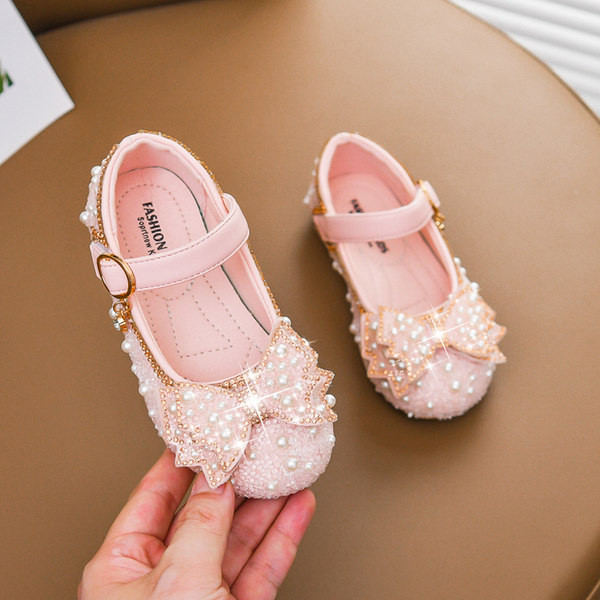 Μοντέρνα παιδικά παπούτσια με επίπεδη σόλα και μαργαριτάρι διακόσμηση