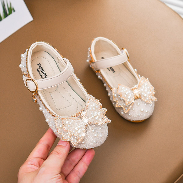 Μοντέρνα παιδικά παπούτσια με επίπεδη σόλα και μαργαριτάρι διακόσμηση