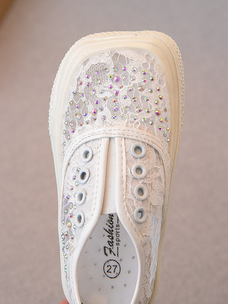 Μοντέρνα παιδικά παπούτσια με διακοσμητικές πέτρες και επίπεδη σόλα