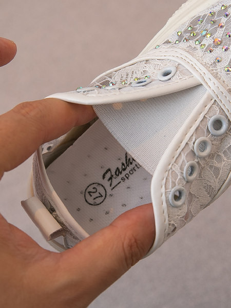 Μοντέρνα παιδικά παπούτσια με διακοσμητικές πέτρες και επίπεδη σόλα