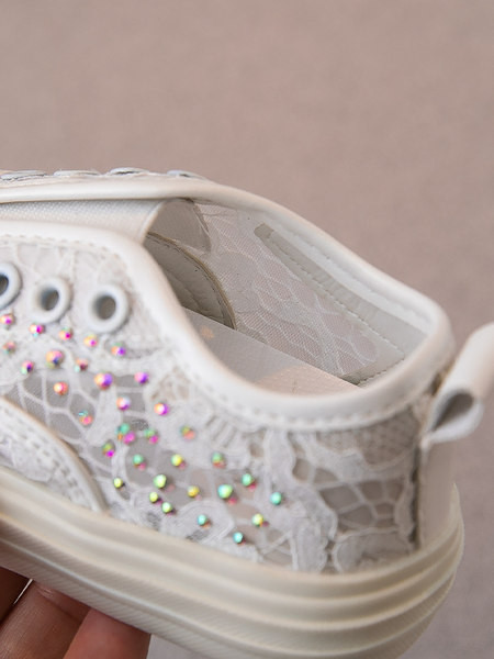 Μοντέρνα παιδικά παπούτσια με διακοσμητικές πέτρες και επίπεδη σόλα