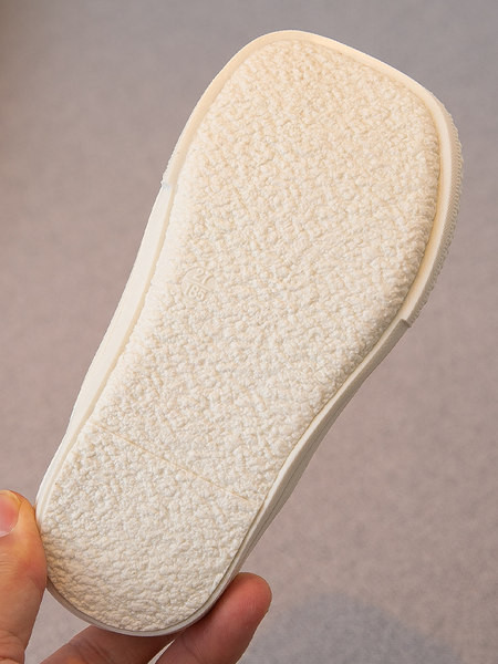 Μοντέρνα παιδικά παπούτσια με διακοσμητικές πέτρες και επίπεδη σόλα