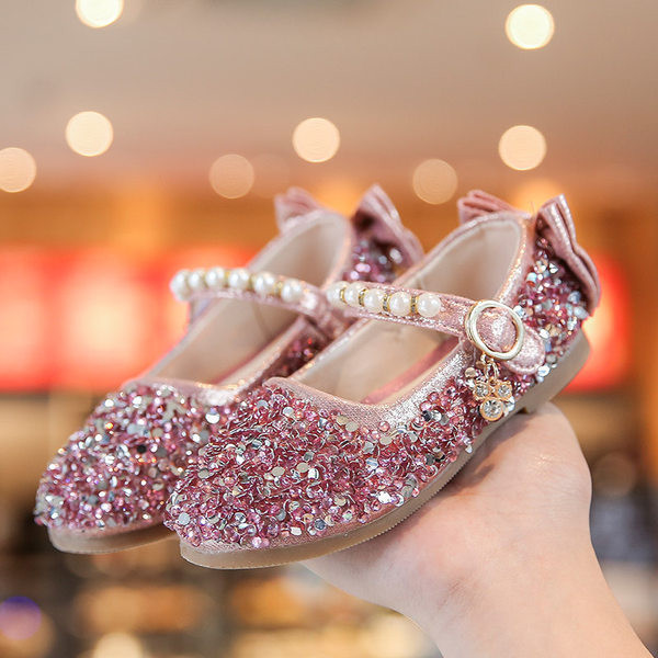 Novi model proljetnih cipela sa sjajnim efektom i biserima