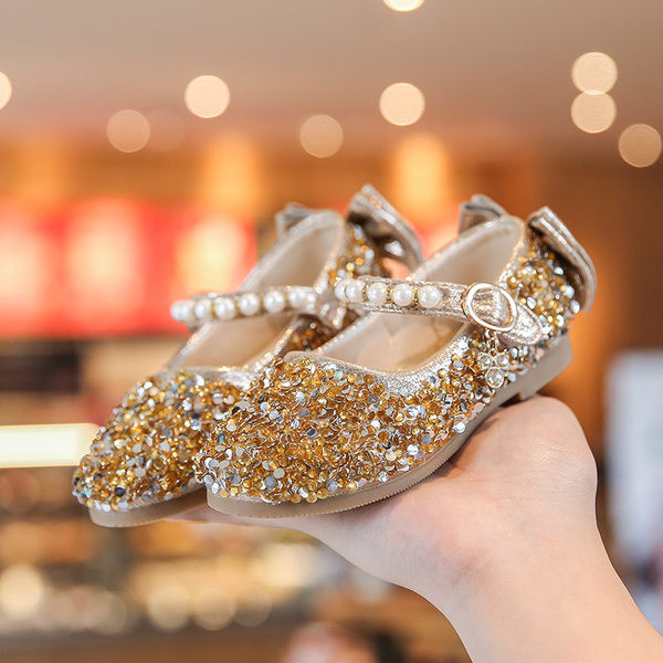 Novi model proljetnih cipela sa sjajnim efektom i biserima