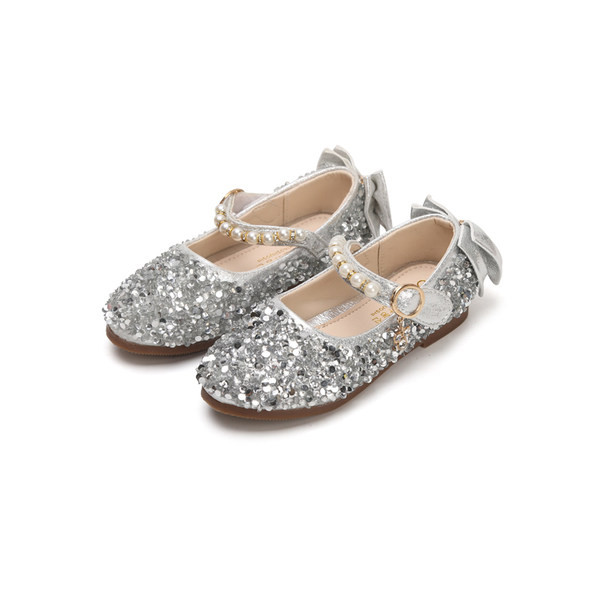 Novi model proljetnih cipela sa sjajnim efektom i biserima