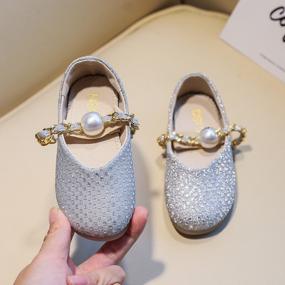 Metallist keti ja pärliga lastejalatsid