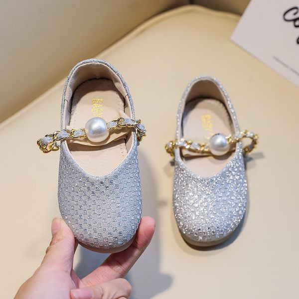 Metallist keti ja pärliga lastejalatsid