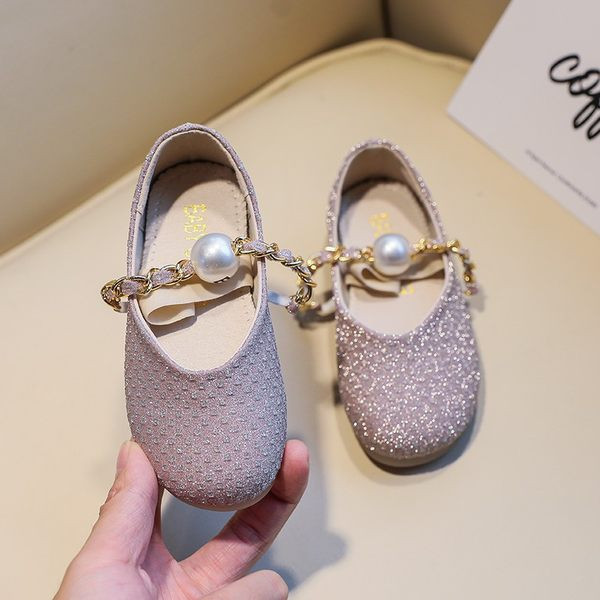 Metallist keti ja pärliga lastejalatsid