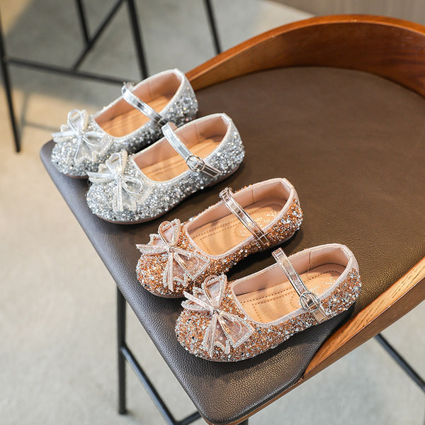 Jauns meiteņu apavu modelis ar spīdīgu efektu un lentīti