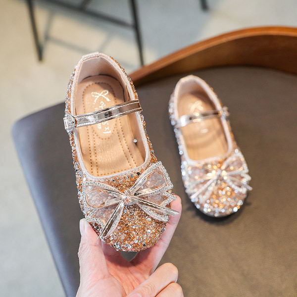 Jauns meiteņu apavu modelis ar spīdīgu efektu un lentīti