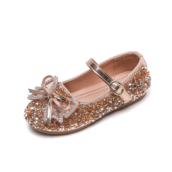 Jauns meiteņu apavu modelis ar spīdīgu efektu un lentīti