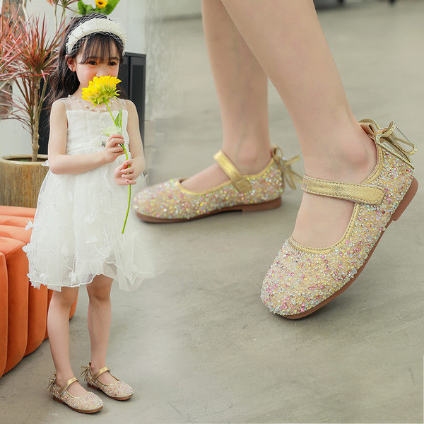 Novi model zaobljenih cipela za djevojčicu sa sjajnim efektom