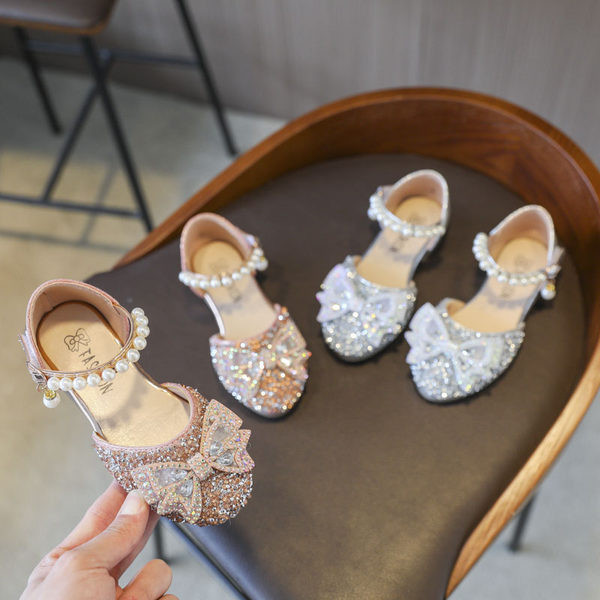 Jauns vasaras apavu modelis meitenei ar lentīti un pērlēm