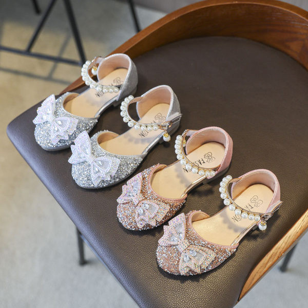 Jauns vasaras apavu modelis meitenei ar lentīti un pērlēm