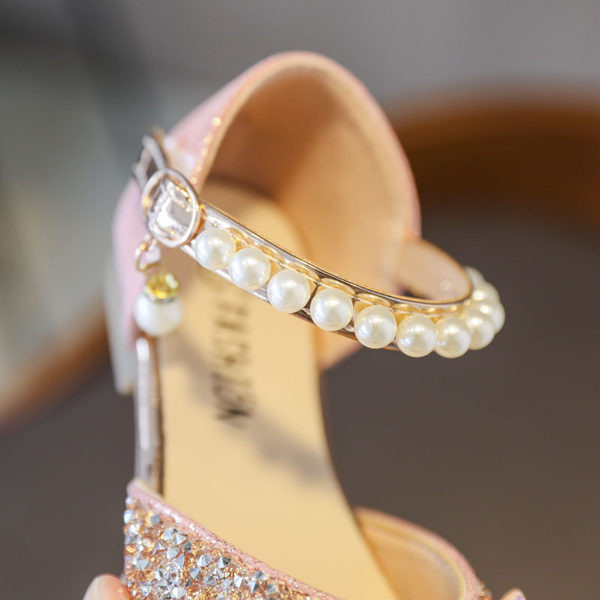 Jauns vasaras apavu modelis meitenei ar lentīti un pērlēm