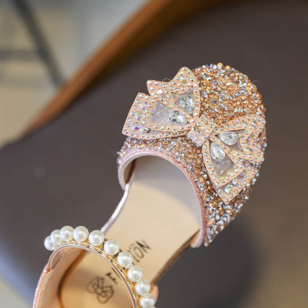 Jauns vasaras apavu modelis meitenei ar lentīti un pērlēm