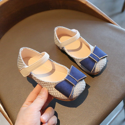 Takjakinnituse ja paelaga lastejalatsid