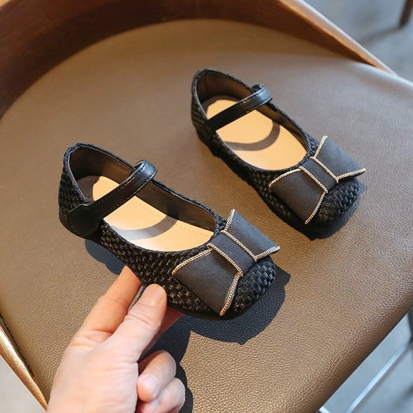 Takjakinnituse ja paelaga lastejalatsid