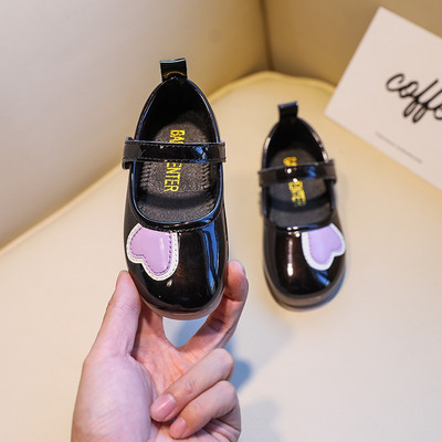 Aplikatsiooni ja takjakinnitusega laste vabaajajalatsid