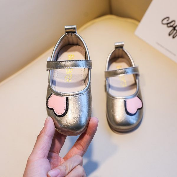 Aplikatsiooni ja takjakinnitusega laste vabaajajalatsid