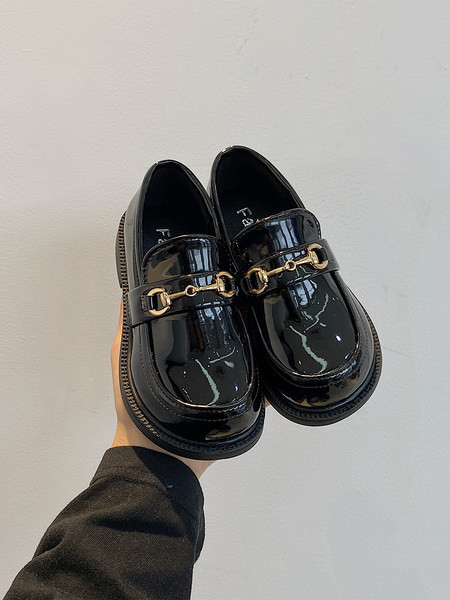 Παιδικά παπούτσια με μεταλλική διακόσμηση σε δύο χρώματα