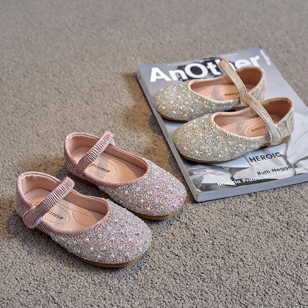 Μοντέρνα παπούτσια με μαργαριτάρια και λάστιχο