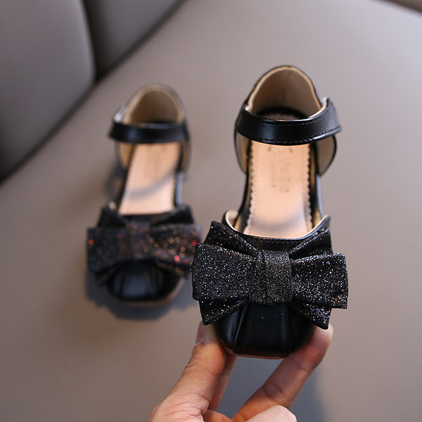 Moderne dječje kožne cipele ili sandale na vrpcu i čičak za djevojčice